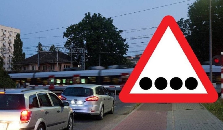 Trafikte görünen dört siyah nokta tabela büyük merak uyandırdı: İşte anlamı