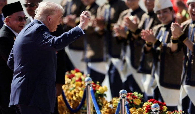 Trump uçaktan iner inmez dansa başladı