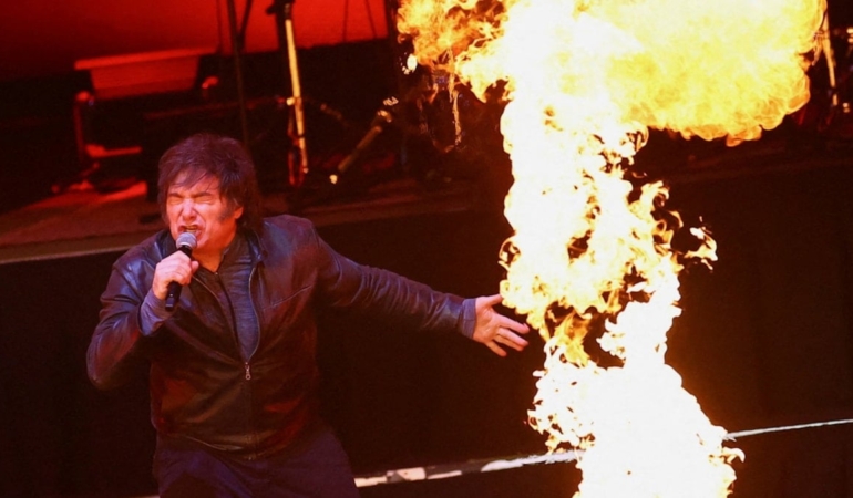 Ülkesini ekonomik krize sürükleyen başkan, stadyumda konser verdi