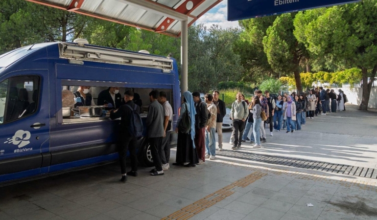 Üniversiteliler ücretsiz yemek kuyruğunda