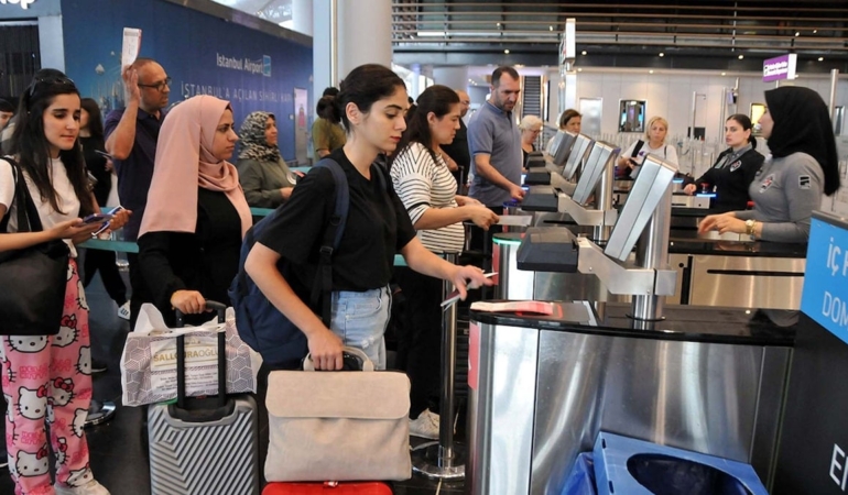 Vize duvarları yükseliyor