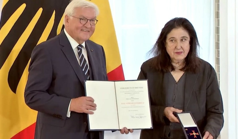 Yazar Emine Sevgi Özdamar’a en yüksek devlet nişanı verildi