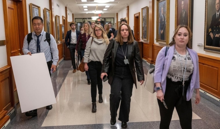 Yeni yasakları duyan muhabirler, göç halinde Savunma Bakanlığı’nı terk etti