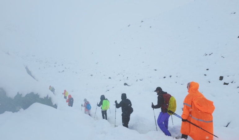 Yüzlerce kişi hala mahsur: Kurtarılan dağcılar Everest’teki dehşeti anlattı