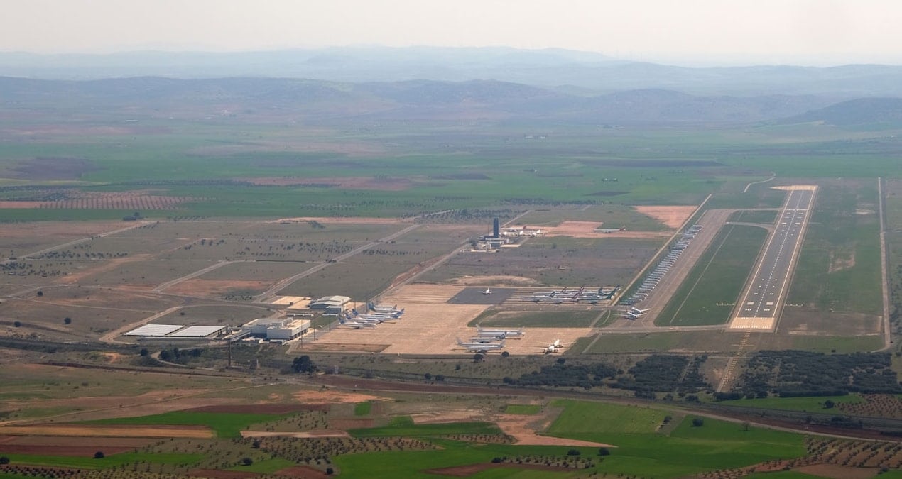 1-milyar-euroluk-havalimani-curumeye-terk-edildi-7gynFXXi.jpg