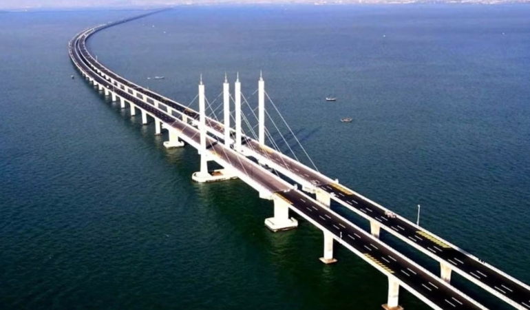 Bir ucundan diğer ucuna 2 saat sürüyor: Dünyanın en uzun köprüsü, yolu yarılıyor