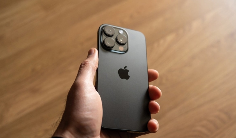 Çaldıkları telefon iPhone değilse yere atıyorlar