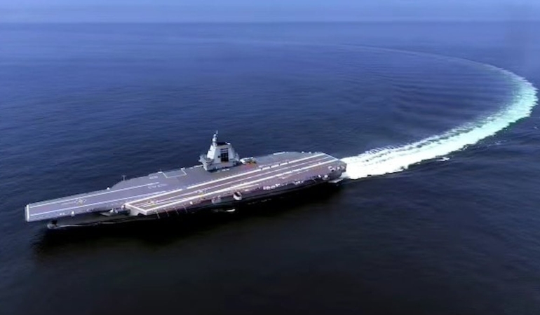 Çin’in ‘deniz canavarı’ suya indi: Başkan mancınıkla uçak fırlattı