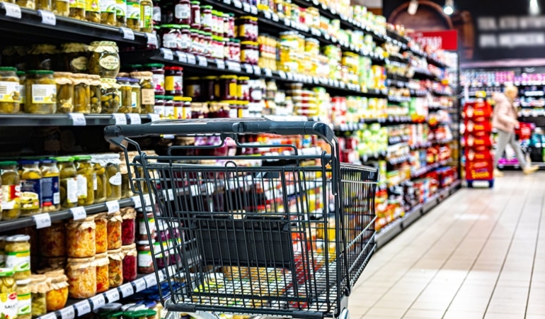 Dev market zinciri 300 süpermarketini devrediyor