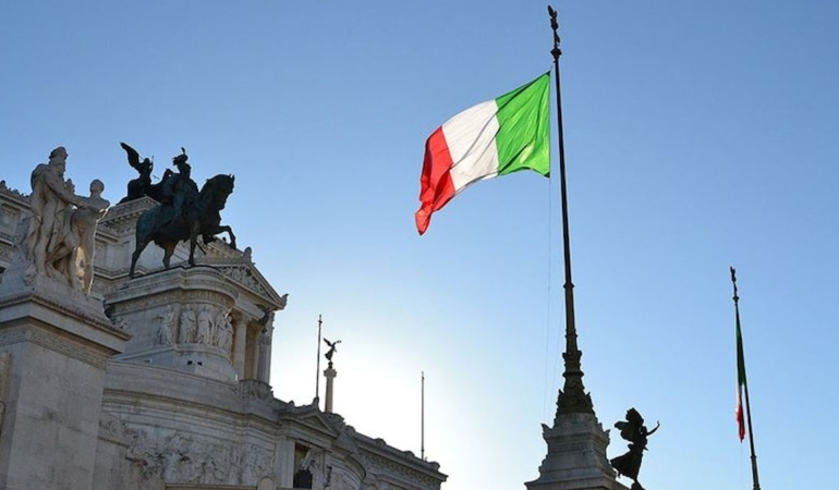 İtalya’da kadınlara yönelik şiddet protesto edildi