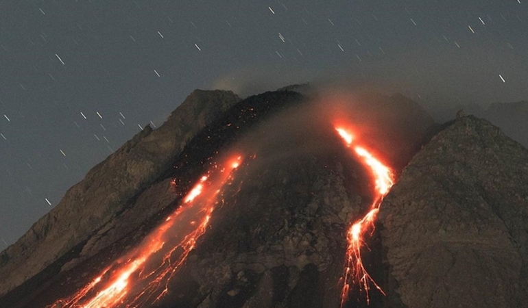 Japonya’da Sakurajima Yanardağı patladı
