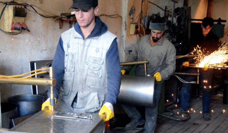 Kış gelmeden seri üretime geçtiler: Kars’ta üretilip 8 şehre gönderiliyor