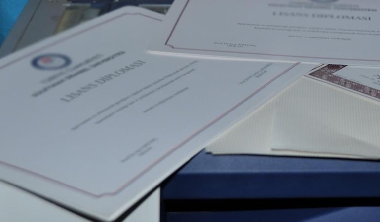 Özgeçmişinde yalan söylediğini itiraf eden Bakan, istifa etti