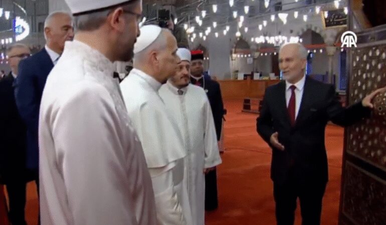 Papa Sultanahmet Camii’ni ziyarete geliyor