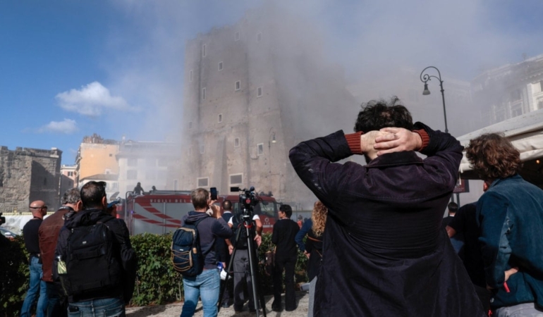 Roma’da tarihi kule çöktü, o anlar kameraya yakalandı