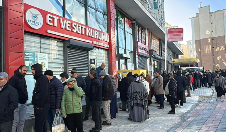 Sabah namazını müteakiben ucuz et kuyruğu