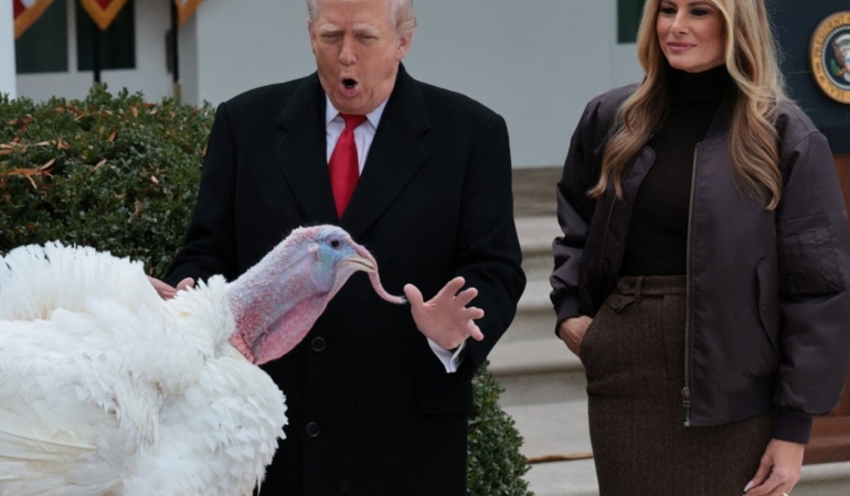 Trump hindileri kırmızı halıda karşıladı, kürsüye çıkarıp affetti