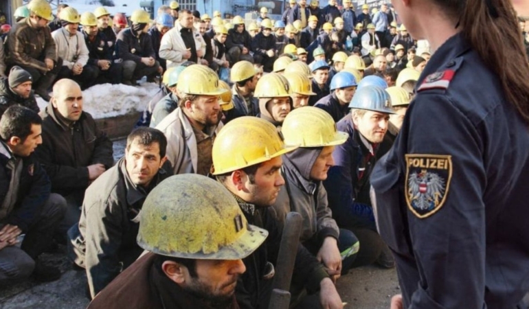 Türk iş insanı Almanya’ya yüzlerce kaçak işçi getirdi: Dev polis operasyonu başlatıldı