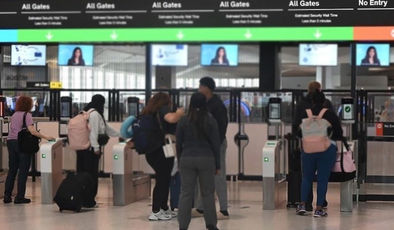 Ülkeye seyahat yasağı getirildi! Özel izin almadan giden ceza yiyecek