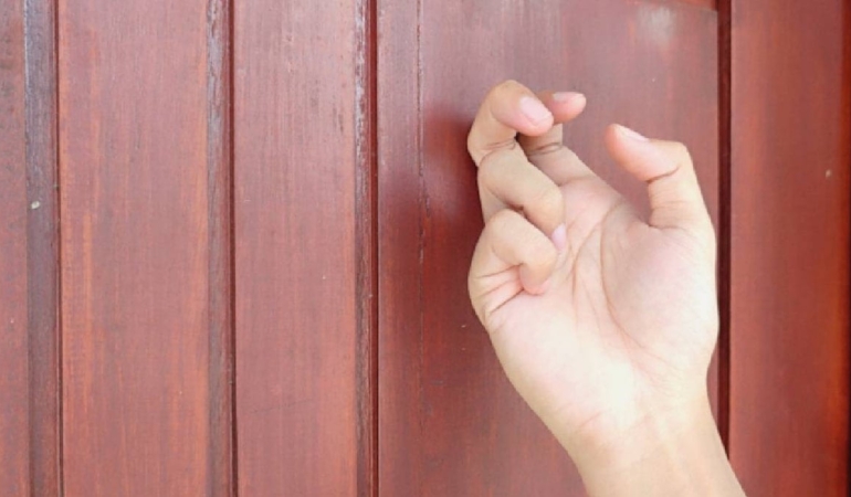 Yemeğe davet ettiler tam 45 sene evden çıkmadı