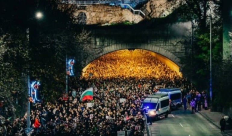 bulgaristanda-onbinler-sokaga-cikinca-karar-iptal-edildi-zPKrnvhZ.jpg