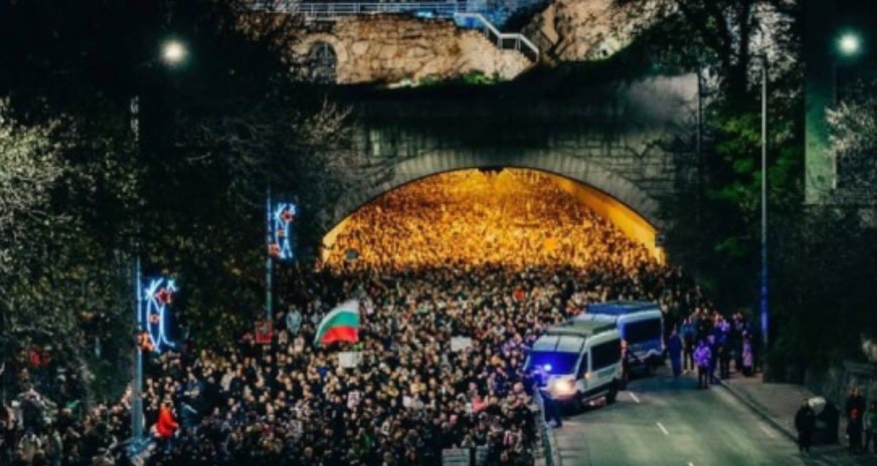 bulgaristanda-onbinler-sokaga-cikinca-karar-iptal-edildi-zPKrnvhZ.jpg