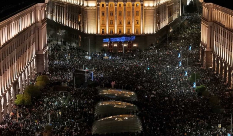 Komşuda onbinler sokağa çıktı, ‘hükümet istifa’ sloganları attı