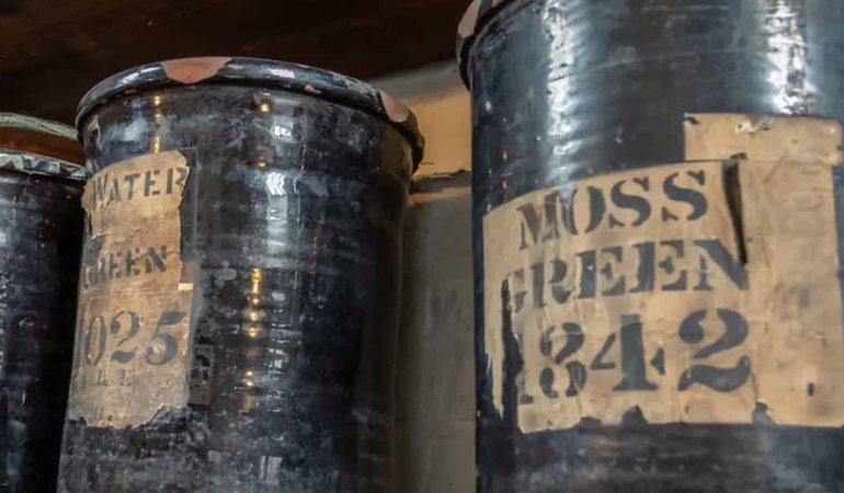 40 yıllık konserve kutusundan çıkan solucanları görünce bayram ettiler