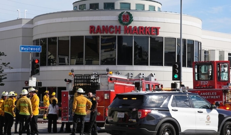 Araba süpermarkete daldı: 3 kişi öldü