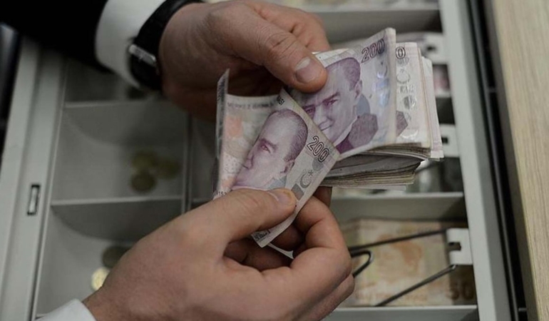 Bankada 1 milyon lirası olan 1.5 emekli maaşı alıyor