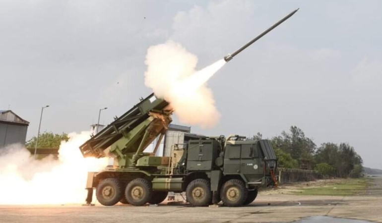 Ermenistan yeni silahlarıyla gövde gösterisi yaptı! Roketatarları Erivan’a dizdi