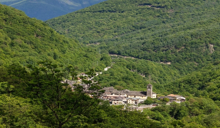Güneşsiz kalan bu köy güneşi satın aldı