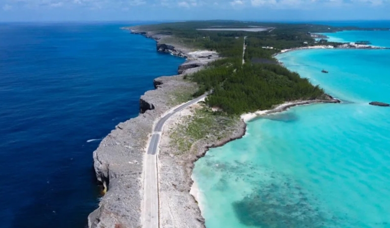 İki denizi ortasından ayırıyor