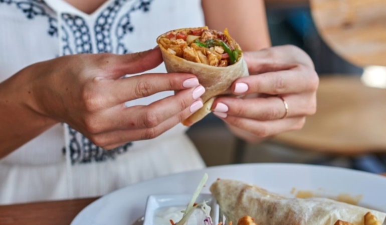 Müsteri kaybeden dev restoran 1 milyon dolar değerinde yemek dağıttı