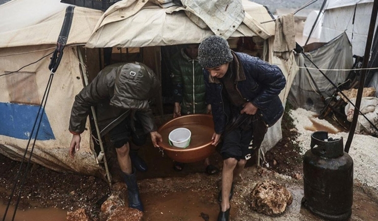 Sağanak sonrası 10 mülteci kampı sular altında kaldı