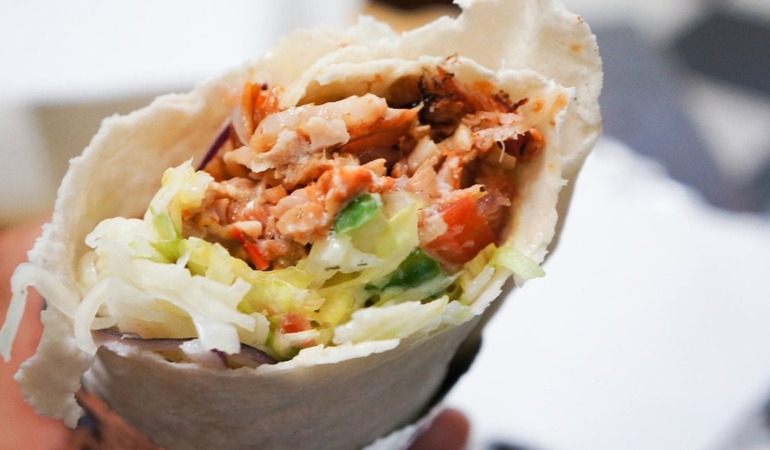 Satışları düşen fast food devi 100 bin kişiye bedava yemek dağıttı