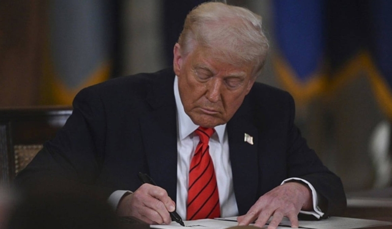 Trump imzaladı! Yüzde 25 ek gümrük vergisi alınacak