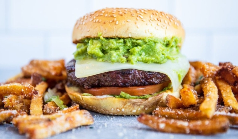 Ünlü burger zinciri 35 yıllık şubesini kapattı: Halk gözyaşlarına boğuldu