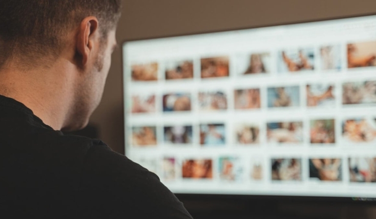 Yetişkin içerik sitesinde kendi görüntülerini görünce şoke oldu