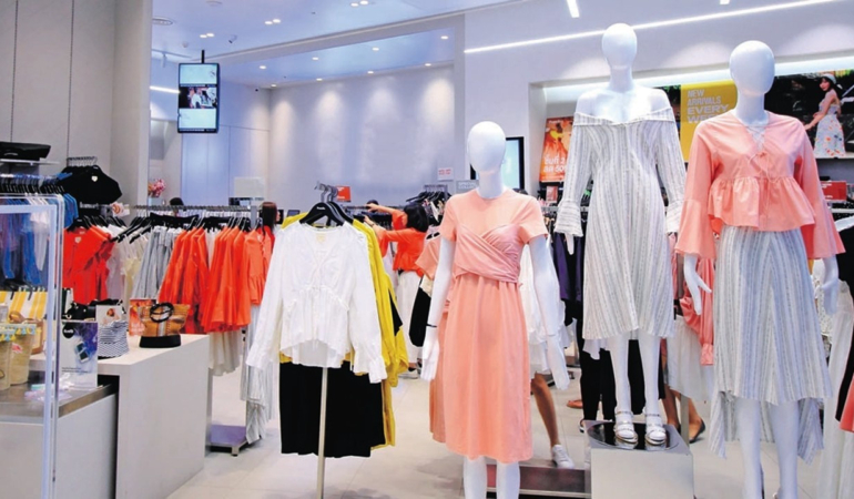 Bayram alışverişi vitrinleri hareketlendirdi: Hazır giyside satışlar hızlandı