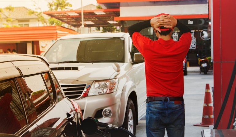 Benzini su gibi içen otomobiller: Alan kapısının önünde yatırıyor