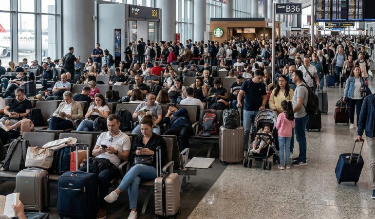 Binlerce vatandaş ortada kaldı: Avrupa ülkesi kapılarını kapattı