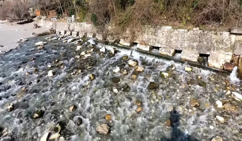 Dünyanın en kısa nehri burnumuzun dibine dökülüyor: Birkaç adımda bitiyor