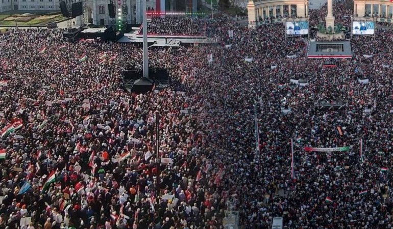 On binlerce Macar sokaklara döküldü