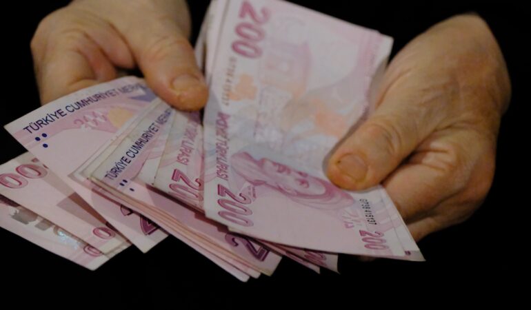 Emekliler yılbaşında aynı filmi izleyecek