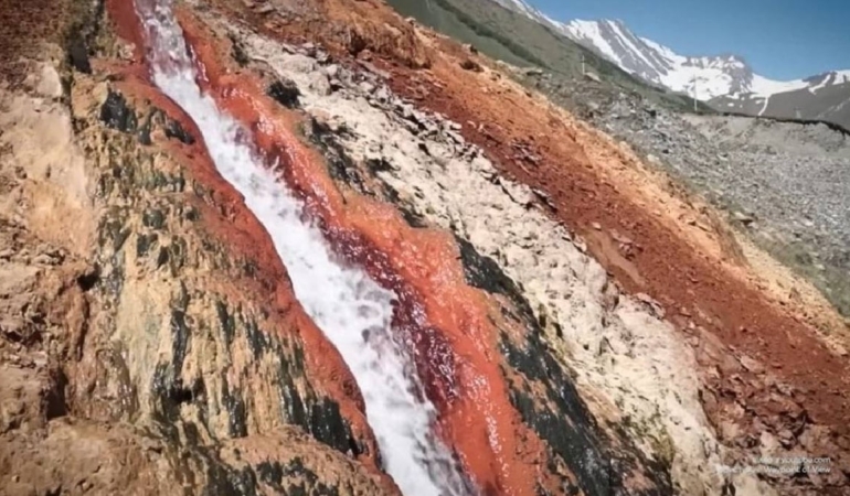 Koca vadi fermuar gibi ikiye yarıldı