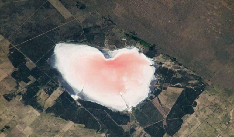 Pembe ‘kalp’ gölün sırrı çözüldü: Görüldüğü gibi masum değil