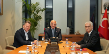 turizmde-kritik-zirve-bakan-ersoy-avrupanin-dev-operatorleriyle-masaya-oturdu-KCX5TaTR.jpg