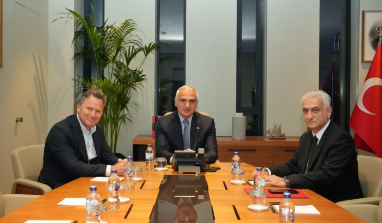 turizmde-kritik-zirve-bakan-ersoy-avrupanin-dev-operatorleriyle-masaya-oturdu-KCX5TaTR.jpg