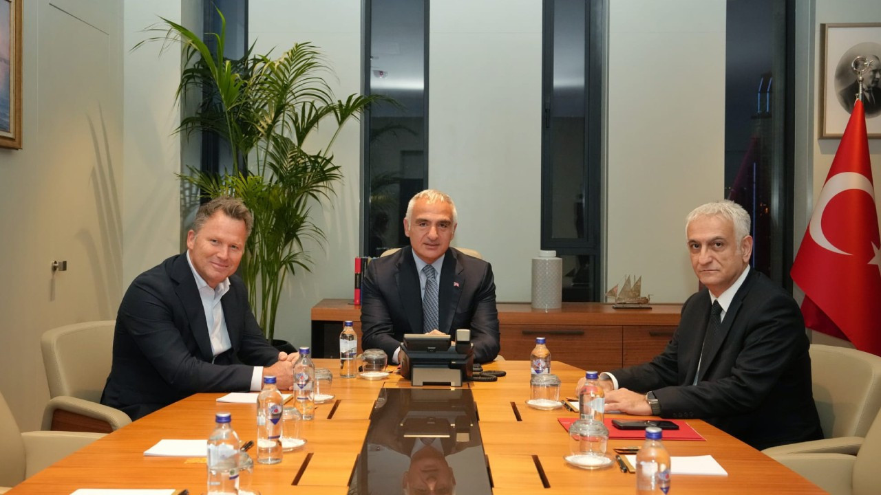 turizmde-kritik-zirve-bakan-ersoy-avrupanin-dev-operatorleriyle-masaya-oturdu-KCX5TaTR.jpg